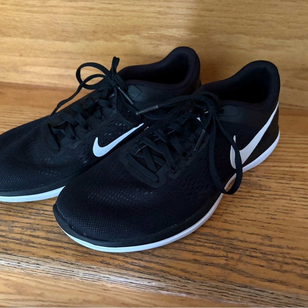 Nike Black and White Running Sneakers
